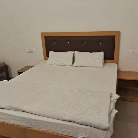 Rk Lawns Hotell Gonda Eksteriør bilde